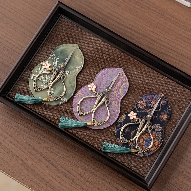 Embroidery Scissors Small - Chinese vintage mini borduurschaar met kwastdecoratie,